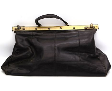 Vintage-Arzttasche. Schwarzes Leder mit Metallbeschlägen. Alters- und Gebrauchsspuren. L. ca. 47 cm.