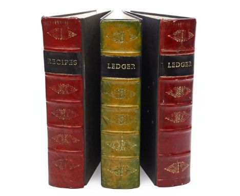 3 englische Aktenordner. Ordnerrücken 2x rot mit goldener Aufschrift (Recipes/Ledger) und 1x grün (Ledger). L. Gebrauchsspure