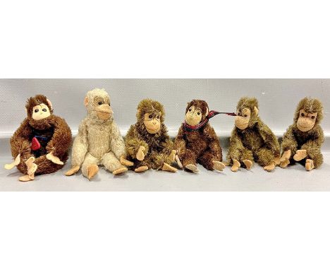 6 Schimpansen "Joko", 5x Steiff. 5x braun, 1x weiß. 1x mit K. Bespielt. L. ca. 11 cm.