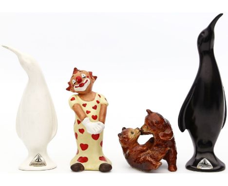 4 Skulpturen. Keramik, Clown und Paar Bären. Bunt bemalt, Goebel; 2 Pinguine, 1x schwarz bzw. 1x weiß glasiert, Villeroy & Bo