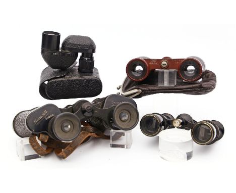 1 Monocular von Carl Zeiss Jena, 1 Fernglas und 2 Operngläser. 8x 21 bzw. 8x 24. Teils starke Gebrauchsspuren. 20. Jh. L. 7 b