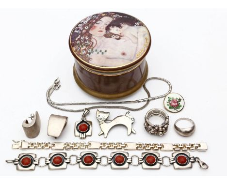 9 Teile Silberschmuck. 925/000 Sterlingsilber, 116 g. Dabei Armband und Anhänger, je mit rötlichem Steinbesatz. 20. Jh. Armba