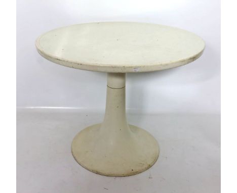Vintage-Tisch. Weiß lackiertes Fiberglas (?). Instabil, starke Gebrauchsspuren. 70er Jahre. H. 75, D. 90 cm.
