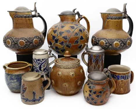10 Keramikobjekte. U.a. von Goebel, teils aus der Jugendstil-Serie nach Riemerschmidt. Teils mit Metalldeckel (Zinn). 20. Jh.