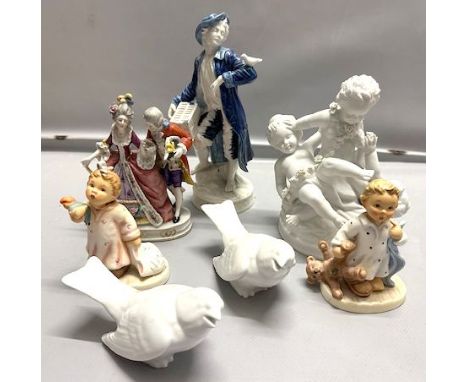7 Skulpturen: 2x Hummel, 2 Spatzen (Szeptermarke Berlin), galantes Paar, Puttengruppe (best./rep.) und Vogelfänger. Porzellan