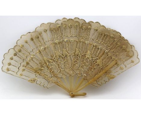 Vintage Fächer. Dekorativ gearbeitet beigerfarbener Fächer aus Büffelhaut (wohl). St. Altersspuren. H. ca. 20 cm.