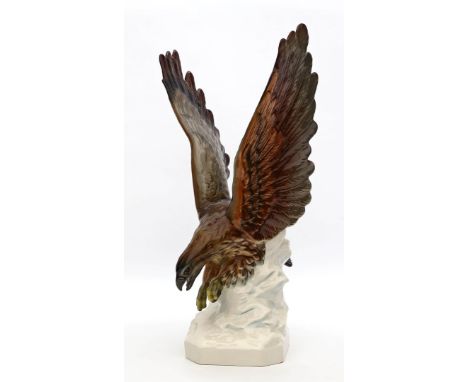 Skulptur "Adler auf Felssockel", Goebel. Keramik. Bunt staffiert. Goebel, 20. Jh. H. 38,5 cm.