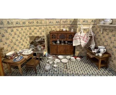Puppenstube als Küche. Ausgestattet mit Buffet, Sideboard, Wandboard, Ofen, Tisch und Stuhl sowie zahlreichem div. Porzellan 