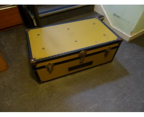 A 20th century steamer trunk, (91 x 51 x 36cm).