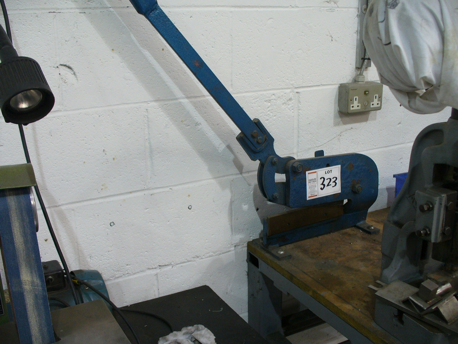 Hand operated GUILLOTINE