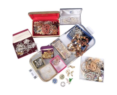 Various costume jewellery, including simulated pearl necklaces, banded agate heart pendant, brooches, etc