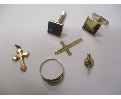 9ct Gold jewellery to include a pair of cufflinks, two cross pendants, earring and a ring 