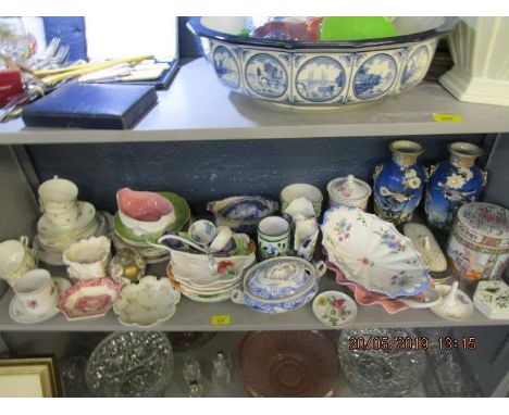 A mixed lot of Victorian and later ceramics to include a Chinese Canton famille rose porcelain jar and cover 