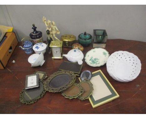 A mixed lot to include a brass carriage clock, Italian ceramics, Murano glass, oriental porcelain and other items 