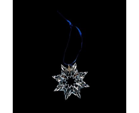 A beautiful clear snowflake with 2003 impressed on a metal tag. Swarovski etched backstamp. This item has its original box: 6