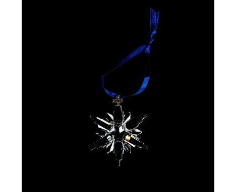 A beautiful clear snowflake with 2006 impressed on a metal tag. Swarovski etched backstamp. This item has its original box: 6