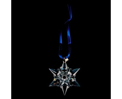 A beautiful clear snowflake with 2000 impressed on a metal tag. Swarovski etched backstamp. This item has its original box: 6