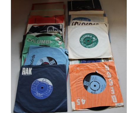 60s 7" SINGLES - Nice collection of over 100 x original 60s singles with harder to find releases included. Artists/titles wil