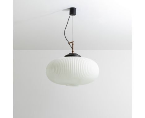 Lampada a sospensione. Ottone, alluminio smaltato, vetro opalino. Italia anni '50.cm 70x53Buone condizioni generali, segni di