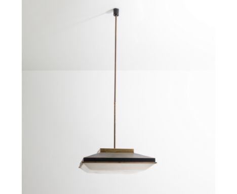 Lampada a sospensione. Ottone, perspex opalino, metallo smaltato. Italia anni '60.cm 170x64x64Buone condizioni generali, tras