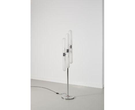 Lampada da terra. Metallo cromato, vetro. Italia anni '70.altezza cm 176Righe, graffi e segni di usura. Mancanze alla cromatu