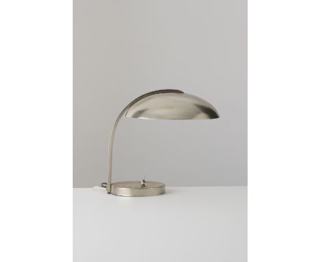 Lampada da tavolo. Ottone nichelato. Italia anni '50.cm 30x36Buone condizioni generali, piccole righe e trascurabili segni di