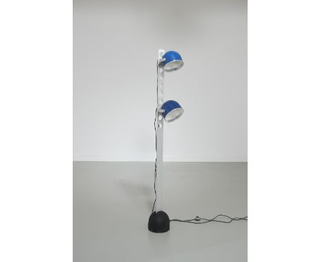 Lampada da terra. Ghisa goffrata, alluminio, alluminio verniciato, metallo cromato.Produzione Stilnovo 1972altezza cm 180Otti