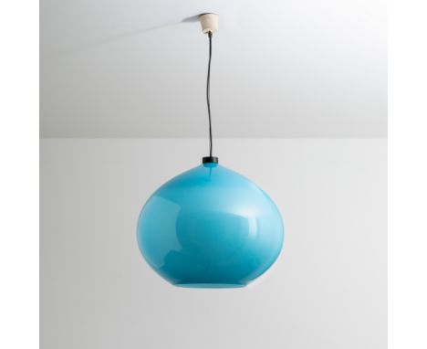 Lampada a sospensione. Metallo smaltato, vetro colorato incamiciato. Produzione Vistosi anni '60.cm 78x43Buone condizioni gen