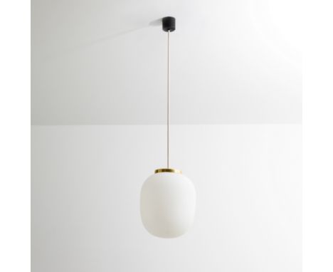 Lampada a sospensione. Ottone, vetro opalino satinato. Italia anni '50.cm 108x25Buone condizioni generali, trascurabili righe