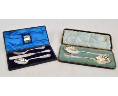 A cased pair of Edward VII hallmarked silver table spoons with scallop moulded bowls, Isaac Ellis & Sons, Sheffield 1903, len