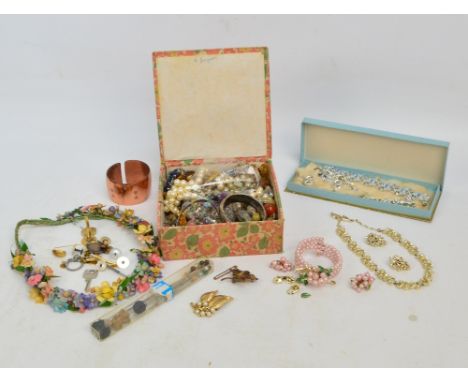 A small weight of costume jewellery including various necklaces, brooches and pendants, including two raw cut stones and an e