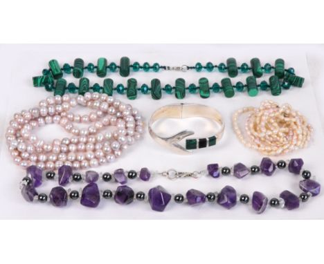 A small collection of jewellery comprising a silver and malachite fish tail snap bangle, a malachite and green faceted hardst