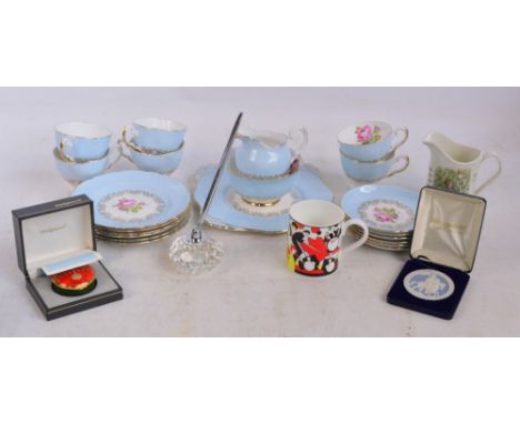 A quantity of mixed ceramics comprising a boxed Wedgwood Designers Collection Clarice Cliff Age of Jazz mug, a boxed Wedgwood