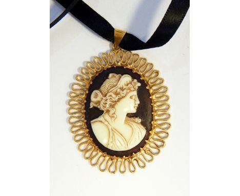 Cameo pendant, female portrait with gold-coloured wrigglework frame 