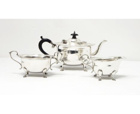 An Edwardian silver three-piece teaset by James Deakin & Sons, Sheffield 1905, comprising teapot, sugar bowl and cream jug, 2