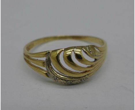 A 9ct gold and diamond set ring, 1.2g, Q