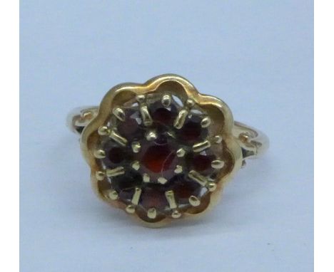 A 9ct gold and garnet ring, 3.6g, Q