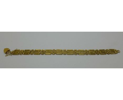 A 9ct gold gate bracelet, 8.4g