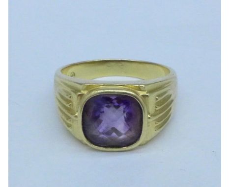 An 18ct gold and amethyst ring, 8.6g, U