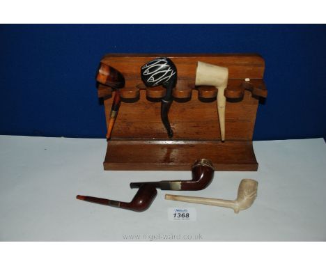 An Oak free-standing Pipe Rack with miscellaneous pipes