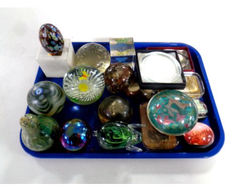 A tray containing 18 assorted glass and resin paperweights to include Warwick Castle, Blackpool Tower, Art Glass paperweight 