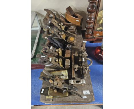 WOODEN JOINERS BOX WITH LARGE SELECTION OF VARIOUS OLD VINTAGE PLANES, STANLEY, A. MATHIESON &amp; SONS STANLEY, STANLEY 90 B
