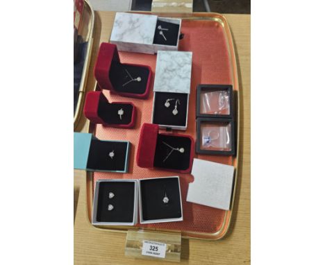 TRAY CONTAINING VARIOUS COSTUME JEWELLERY, DRESS RINGS, PENDANTS AND CHAINS, EARRINGS ETC, SOME SILVER     