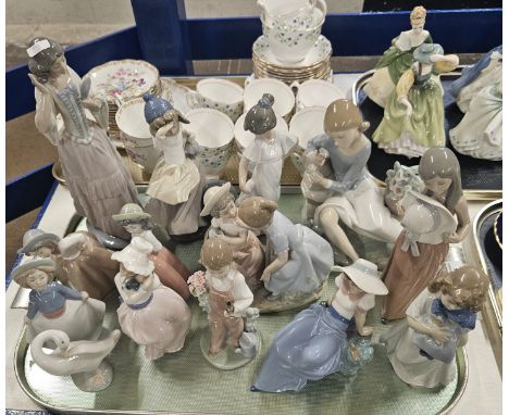 TRAY WITH 14 VARIOUS NAO AND LLADRO FIGURINE ORNAMENTS     