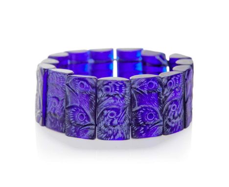  RENÉ LALIQUE (1860-1945) POUSSINS EXTENDABLE BRACELET, NO. 1330 designed 192815 elements, cobalt blue, and white stainedengr