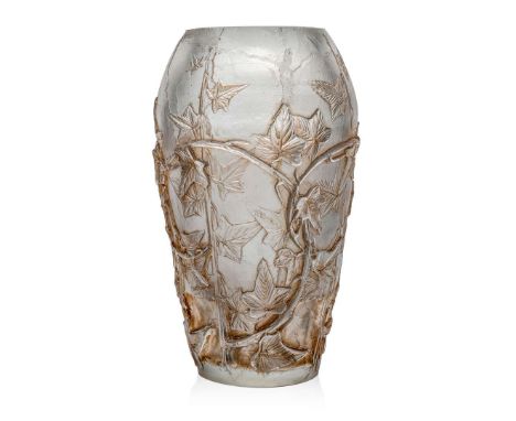  RENÉ LALIQUE (1860-1945) QUATRE BRANCHES LIERRE EN CREUX ET EN RELIEF VASE, CP507 designed 1923cire perdue, sepia stainedwhe