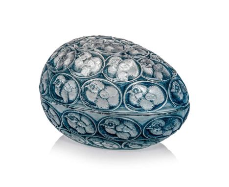 RENÉ LALIQUE (1860-1945) POUSSINS BOX, NO. 85 designed 1929clear, frosted and blue stainedmoulded R. LALIQUE FRANCE(2) 7cm (