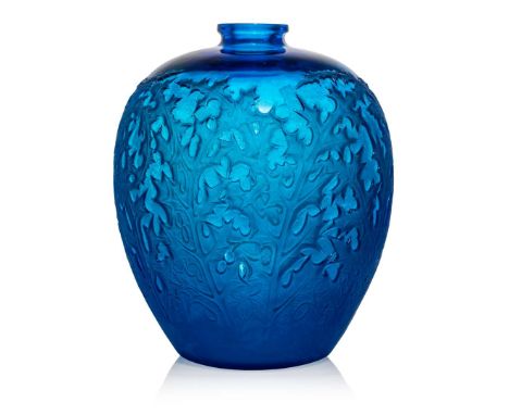  RENÉ LALIQUE (1860-1945) ACANTHES VASE, NO. 902 designed 1921electric blue, and white stainedmoulded R. LALIQUE, engraved La