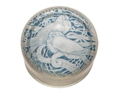  RENÉ LALIQUE (1860-1945) DEUX PIGEONS BOX, NO. 34 designed circa 1919clear, frosted and blue stainedcover moulded R. LALIQUE