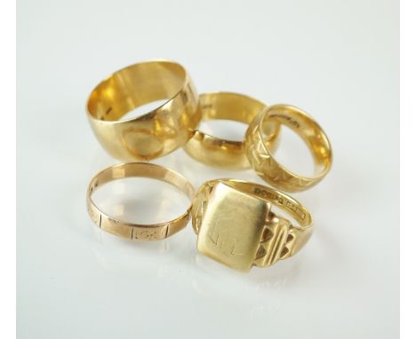 Two 9ct gold plain polished bands, together with two 9ct gold engraved bands (one split) and a 9ct gold signet ring, total we